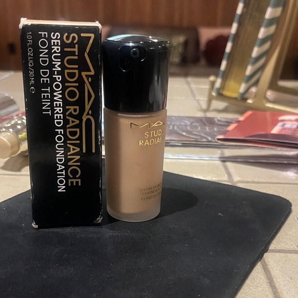 MAC Cosmetics Studio Radiance Serum-Powered Foundation - NC15 NWT - Picture 1 of 4